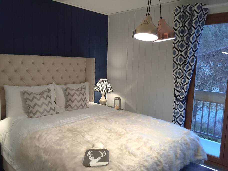 The Blue Room, master bedroom with king sized bed & balcony with stunning mountain views.