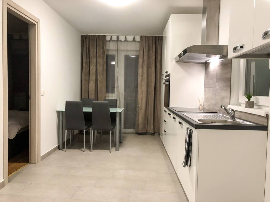 Kitchenette and dining table