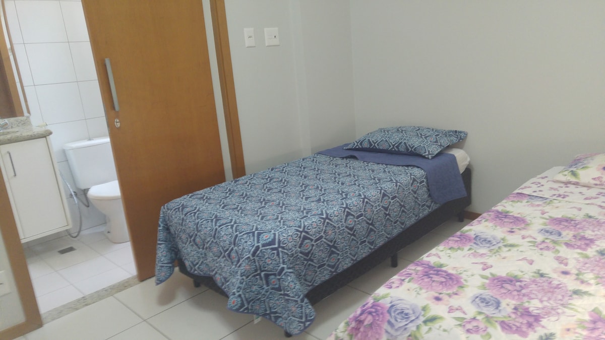 Chumba kilicho na chumba, chenye chaguo la vitanda 3 vya mtu mmoja au chumba 1 cha watu wawili na kimoja cha 1