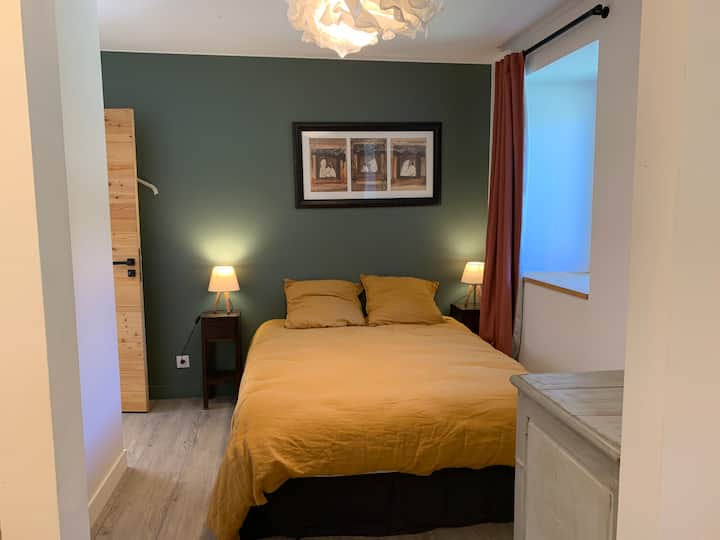 Chambre double du RDC, avec salle d'eau attenante.  Lit 140 * 190 cm