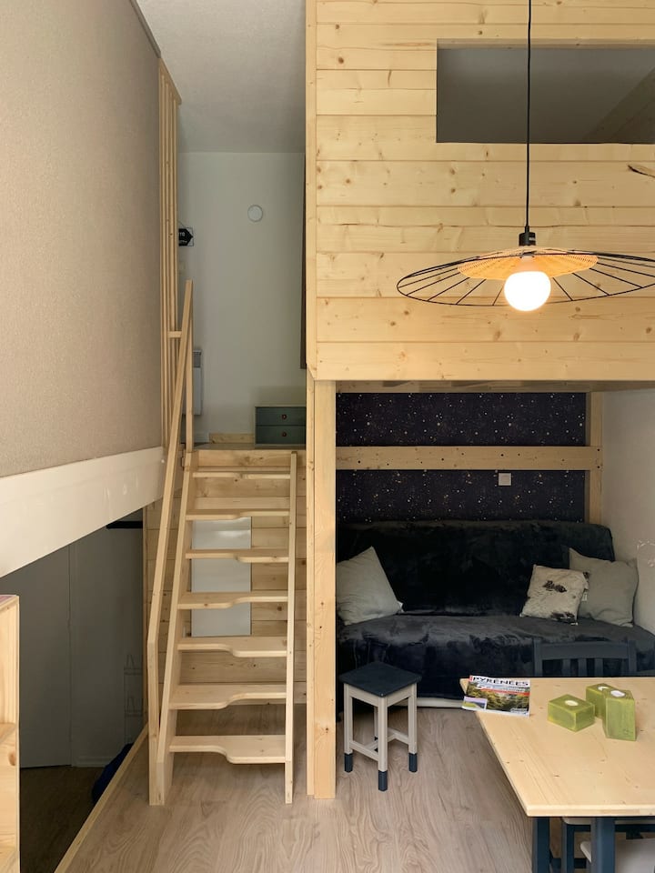 「小木屋」卧室位于楼上。 下面是客厅的沙发。 从阳台窗户拍摄的照片。