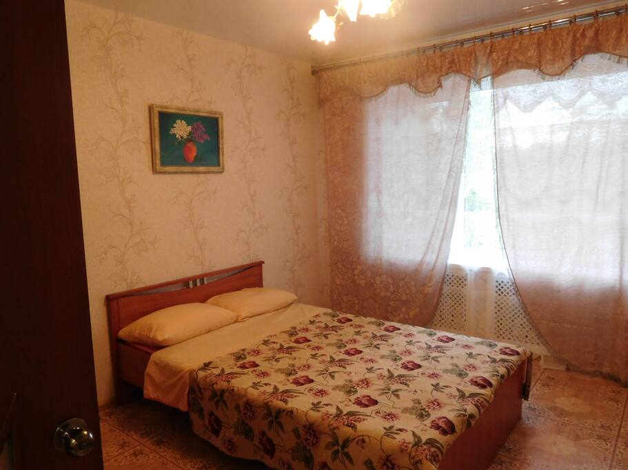 спальня с двухспальной кроватью и комодом.