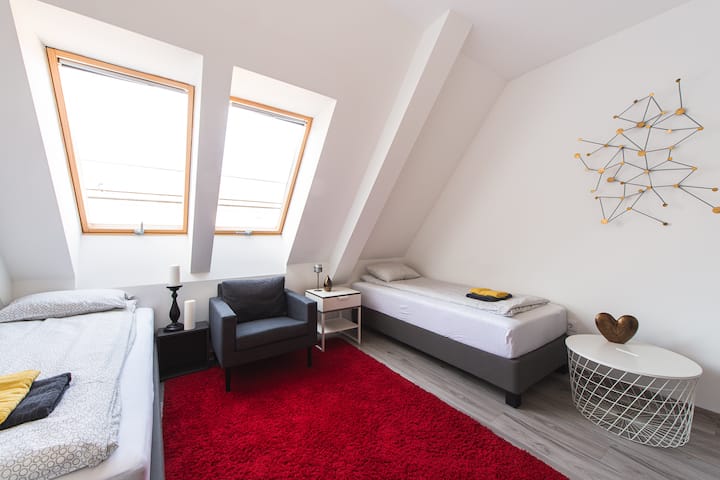 غرفة نوم ثالثة بسرير فردي