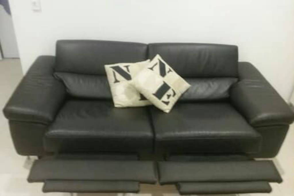 LEATHER LOUNGE WITH ELECTRONIC RECLINERS