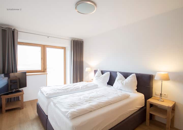 Bedroom 2 with access to the terrace 