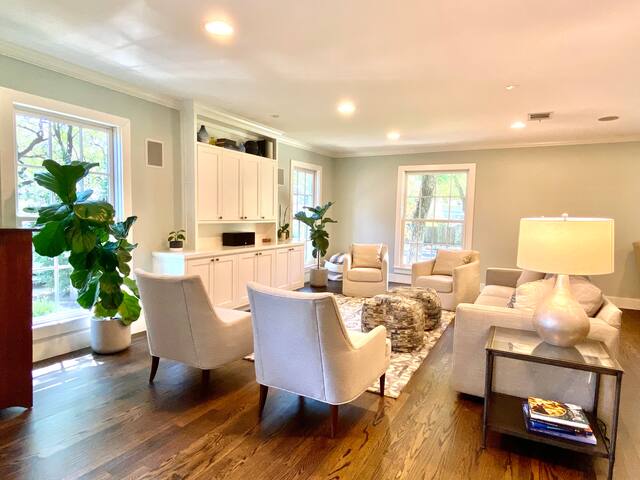 Tarrytown Colonial Farmhouse with Resort Pool gallery image 4