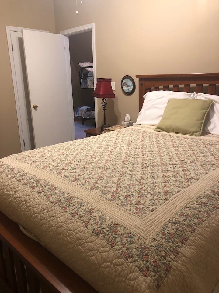 Chumba cha kulala # 1 ghorofani, kitanda cha malkia chenye starehe kilicho na matandiko ya kifahari! 