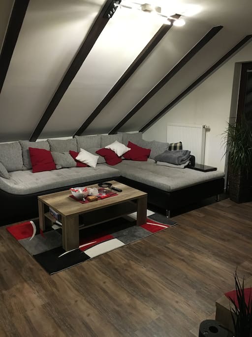 Wohnzimmer mit großer Couch