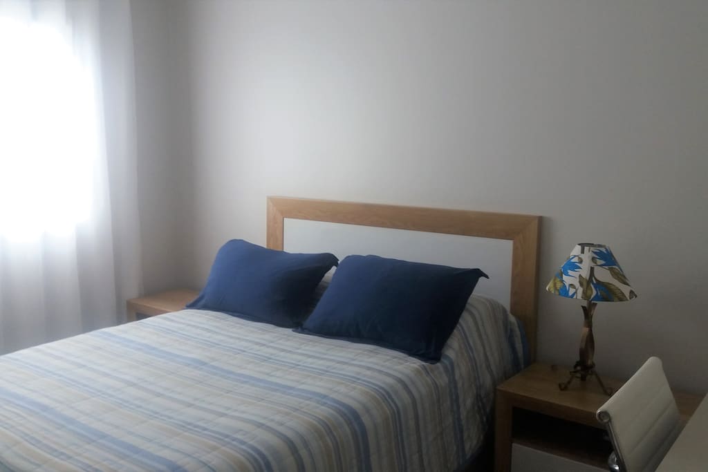 Cama box, colchão de molas, 4 travesseiros e roupa de cama, TV32"