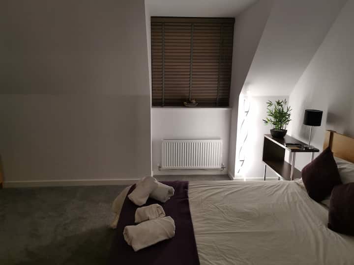 Private whole top floor king size bed with ensuite
