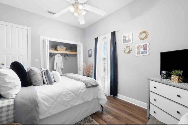 Dhomë gjumi me krevat me madhësi të plotë dhe televizor me transmetim 