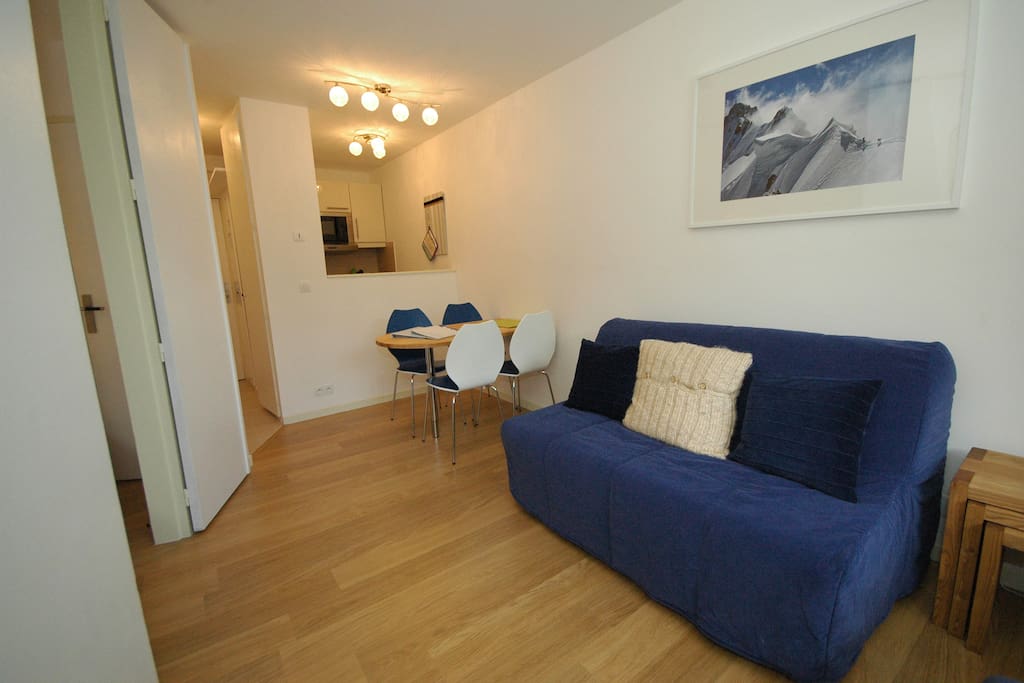 Open plan living area with dining space for 4 people