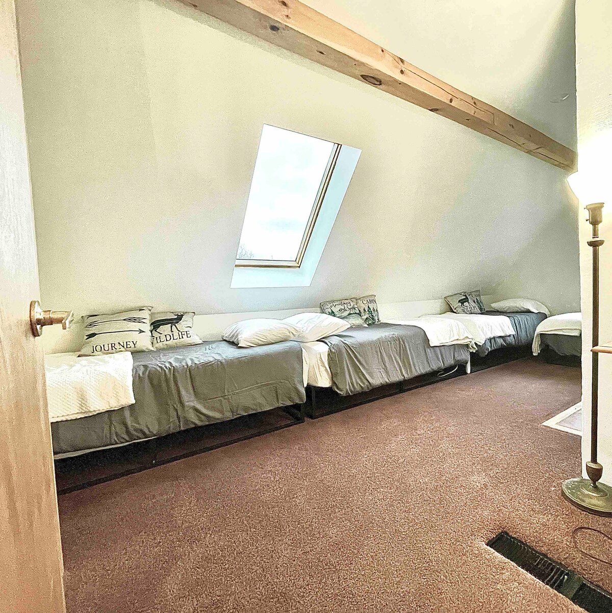 Dhomë gjumi me 4 krevate dyshe, komodinë dhe dollap. 