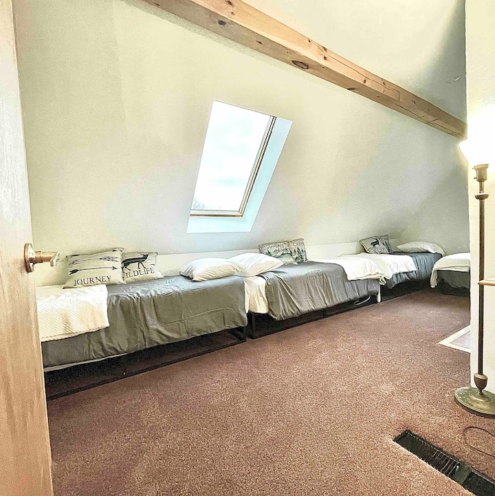 Спална соба со 4 двокреветни кревета, гардеробер и плакар. 