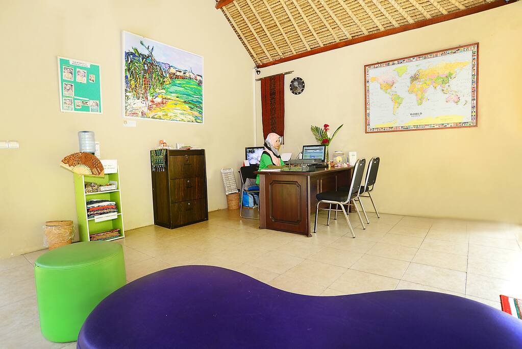 Reception & Tour Desk