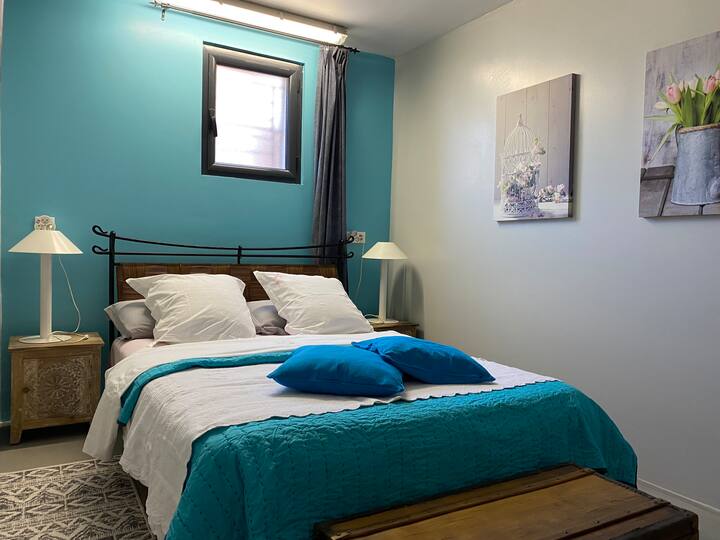 Საძინებელი 1მ40 ორადგილიანი საწოლით და სათავსოთი 