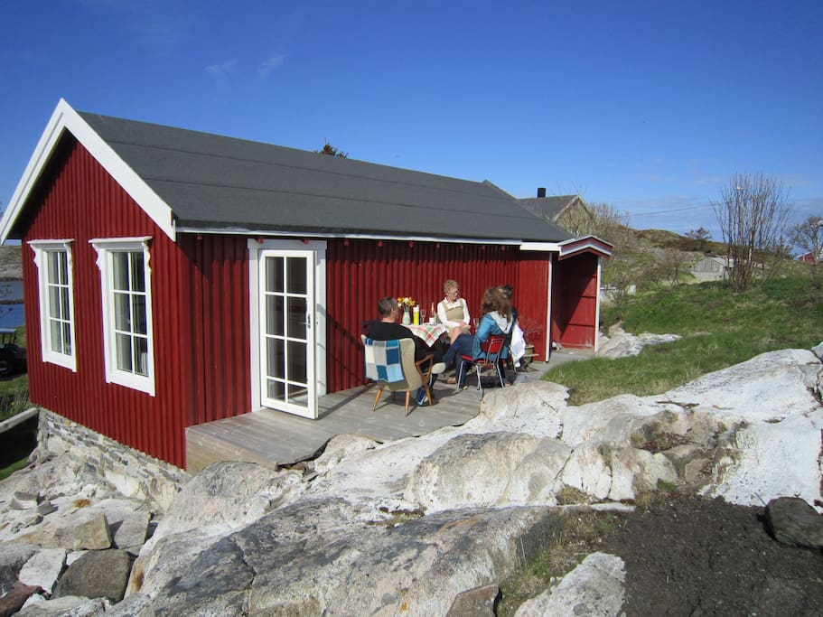 Fra plattingen har man utsikt mot livet i bygda og kort vei til havet.