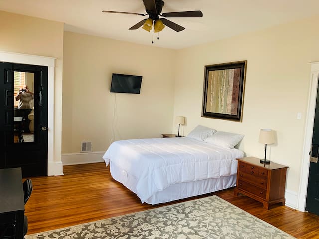 “C” Lovely Private Victorian! 40%OFF/Wk 50%OFF/Mo.
