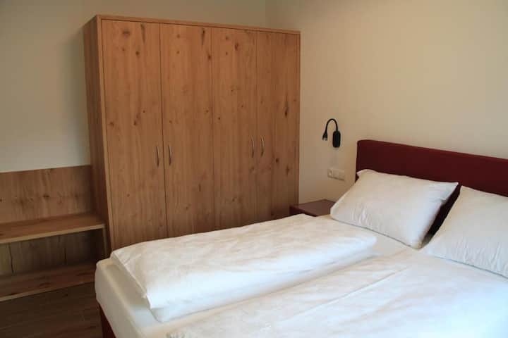 חדר שינה 2 עם מרפסת הפונה מערבה.