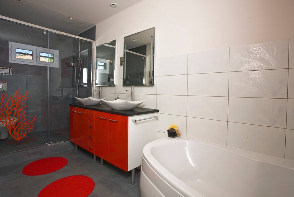 Salle de bains complète : douche, baignoire et WC à éventuellement partager avec les hôtes de la chambre principale.