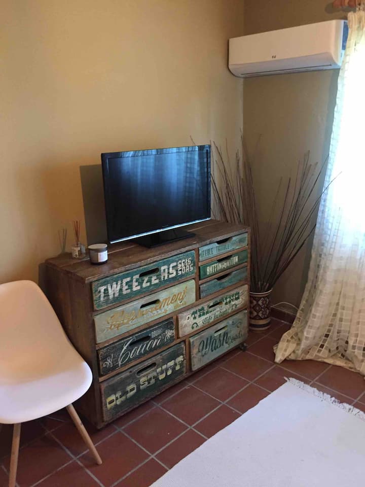 卧室配有空调和电视。（还有一个时尚的手工抽屉: -) ） 