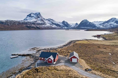 Successful Airbnb property: Nice cabin with lake plot and private floating jetty in Flakstad