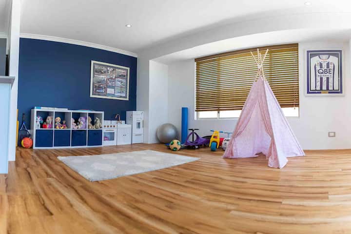 Large 2 Storey Home With 180 Degree Ocean Views - Geraldton