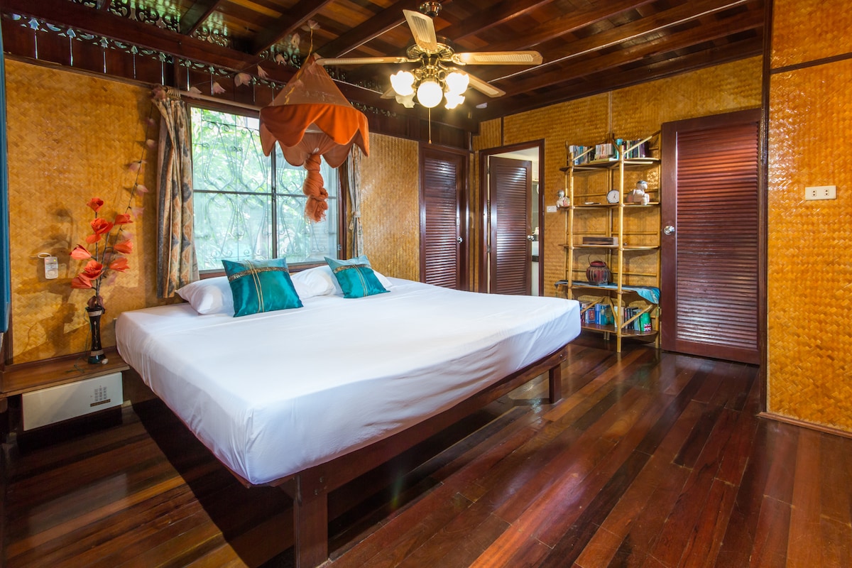 Prizemna spavaća soba s klima-uređajem i ventilatorom