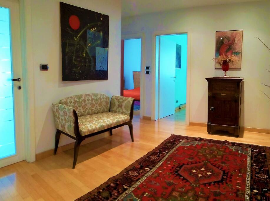 L'ingresso è ampio ed accogliente. Spicca un antico "frigorifero" dei primi del novecento.