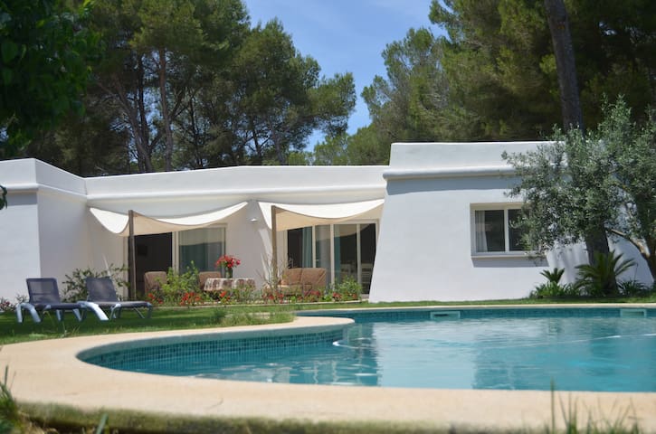 2 Family Home, exclusive pool