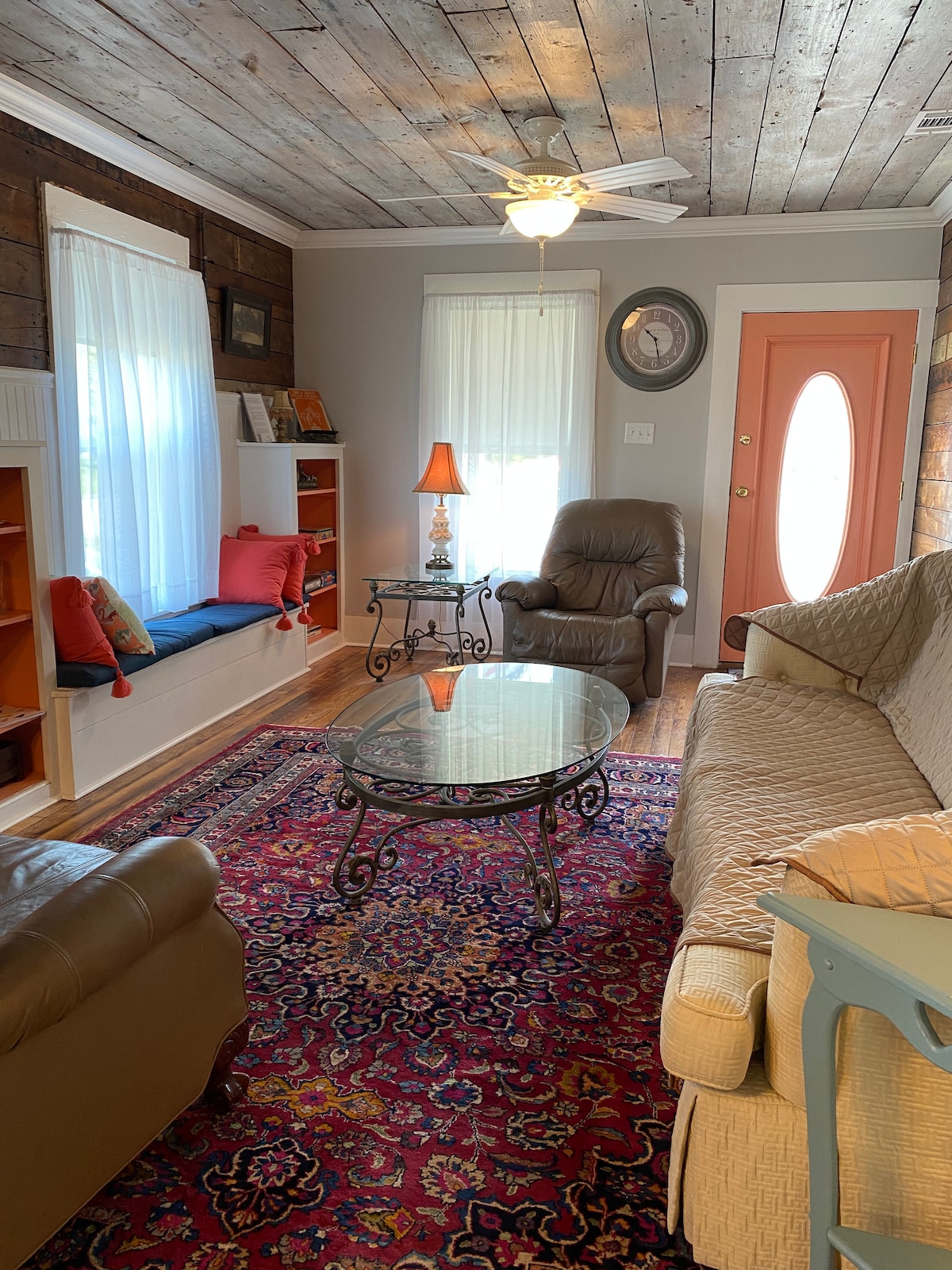 开放式客厅采用复古舒适设施，配备2张皮革躺椅、沙发床、内置窗户长凳、50英寸智能电视