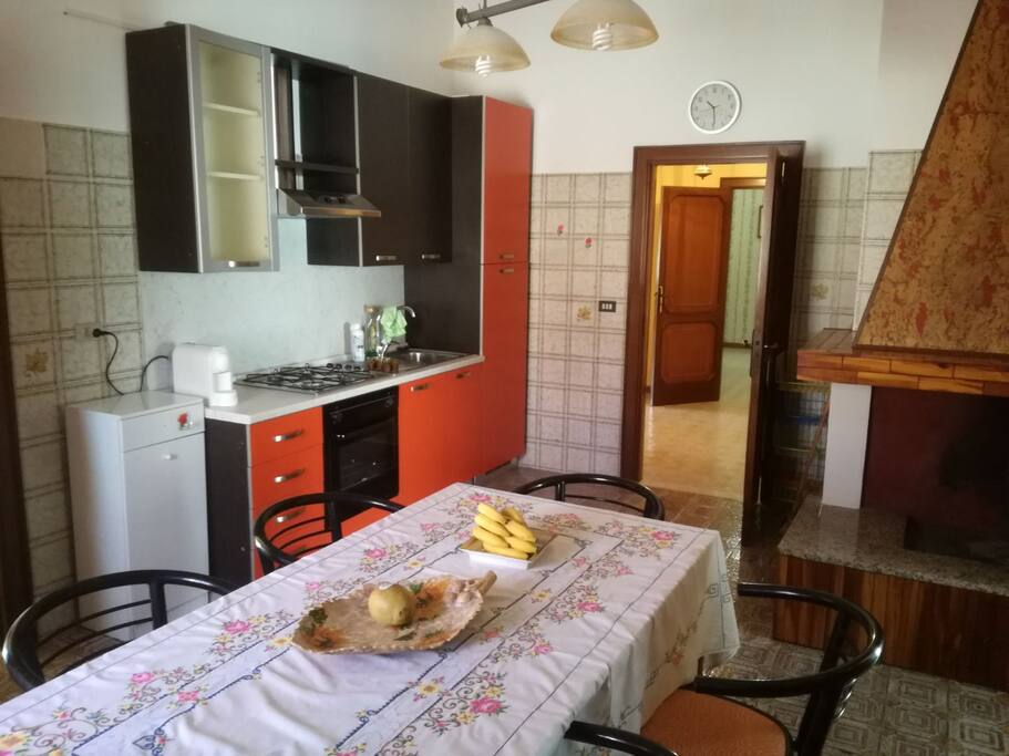 Cucina con caminetto