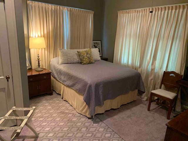 TulaneUniv/Pool-3 ppl + if family- No parties