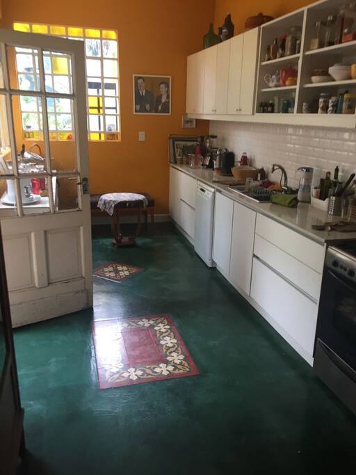 cocina llena de luz amplia