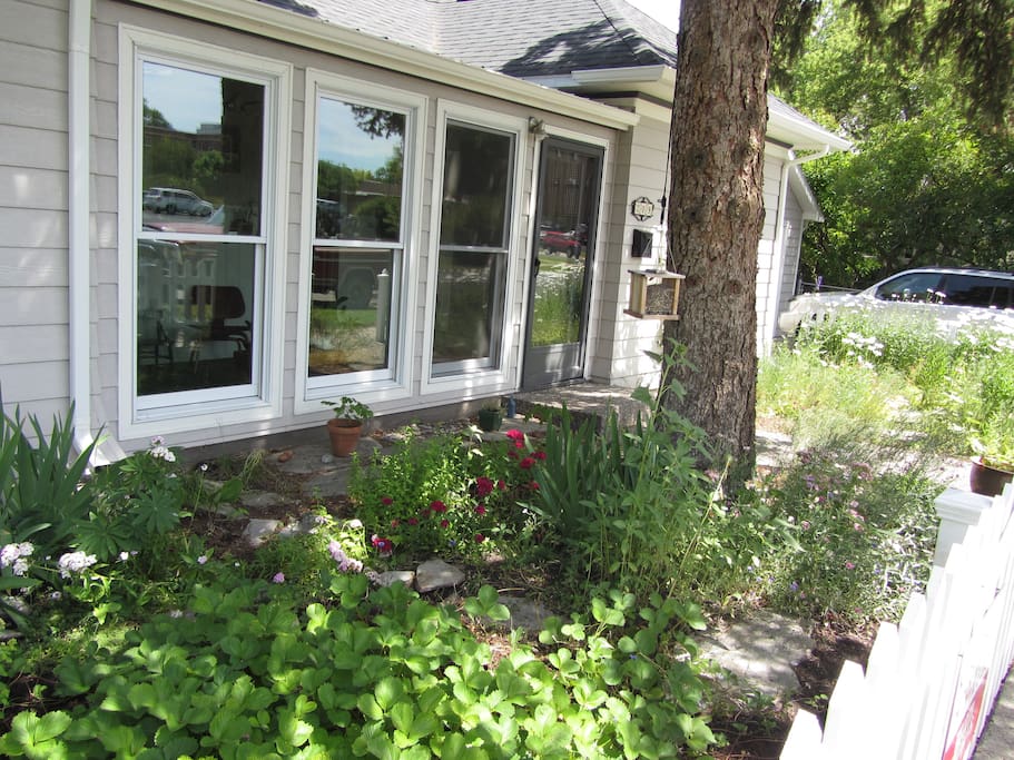 Front entrance with driveway parking