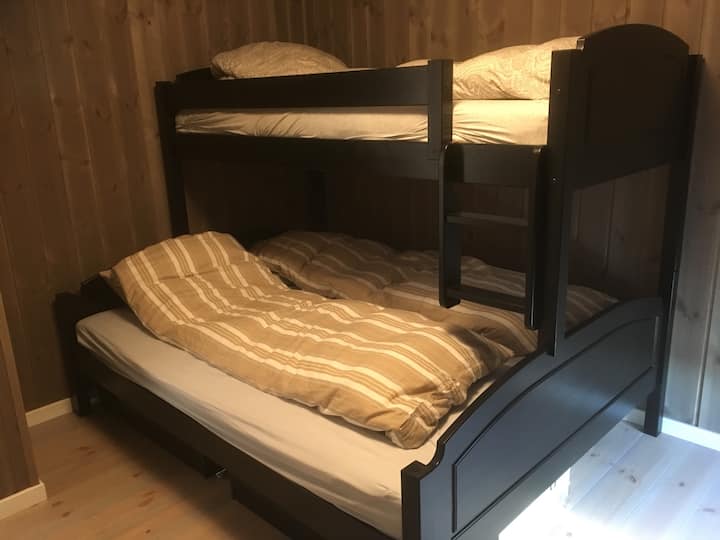 Spálňa 2: Rodinná poschodová posteľ 150x200 na prízemí, 90x200 na poschodí.