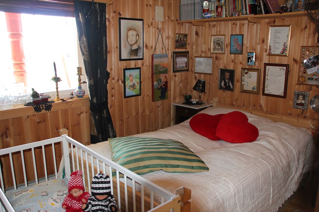 Bedroom with one double bed (120), bed for a kid (3-8 yrs) and a cradle
