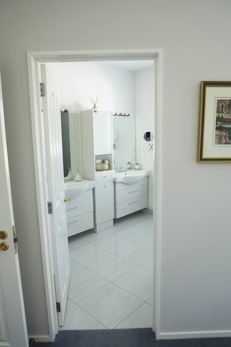 Kanuka 's Ensuite Bathroom