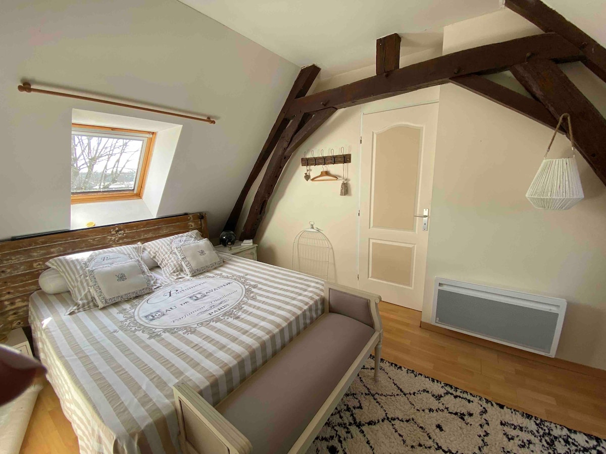 Главна спална соба, брачен кревет (широк 160 x 200 см)