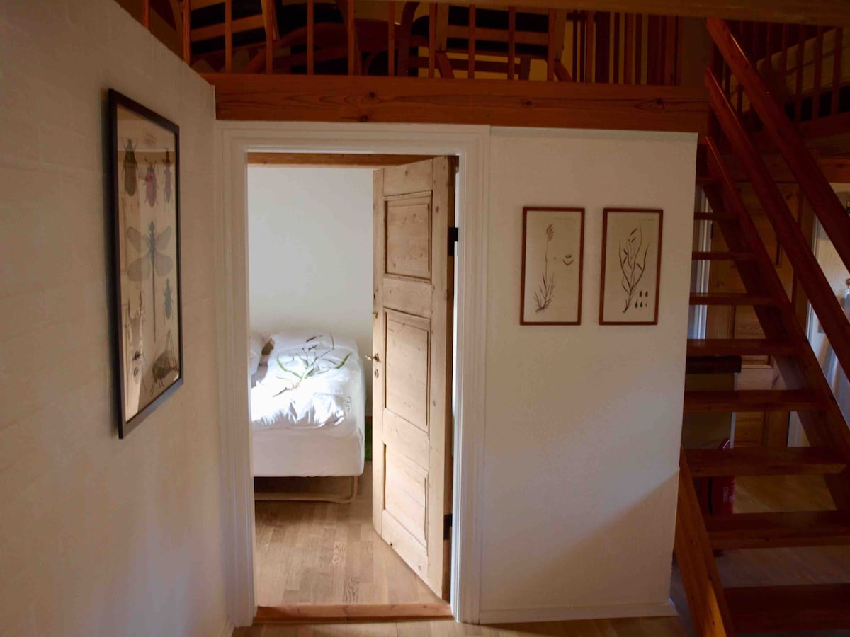 נוף לחדר השינה מהסלון/ מבט לחדר השינה מהסלון