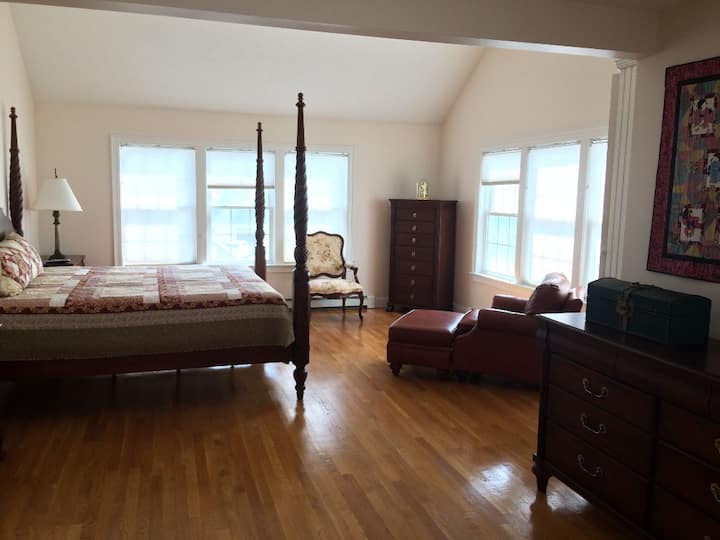 חדר שינה ראשי לא נעים עם מיטת קינג סייז ונופי מים.