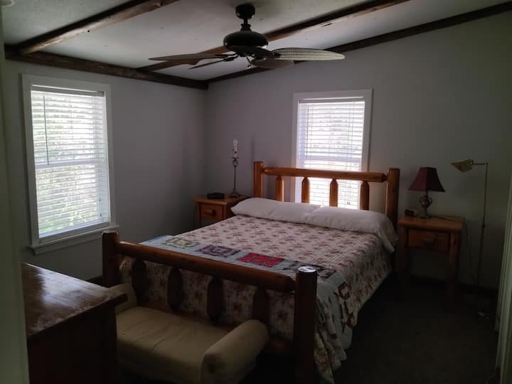 Completamente renovado del encuadre. Nuevos paneles de yeso, aislamiento, alfombra, pintura, etc. ¡Como una casa nueva! ¡Siéntete como si estuvieras en una antigua cabaña de madera!