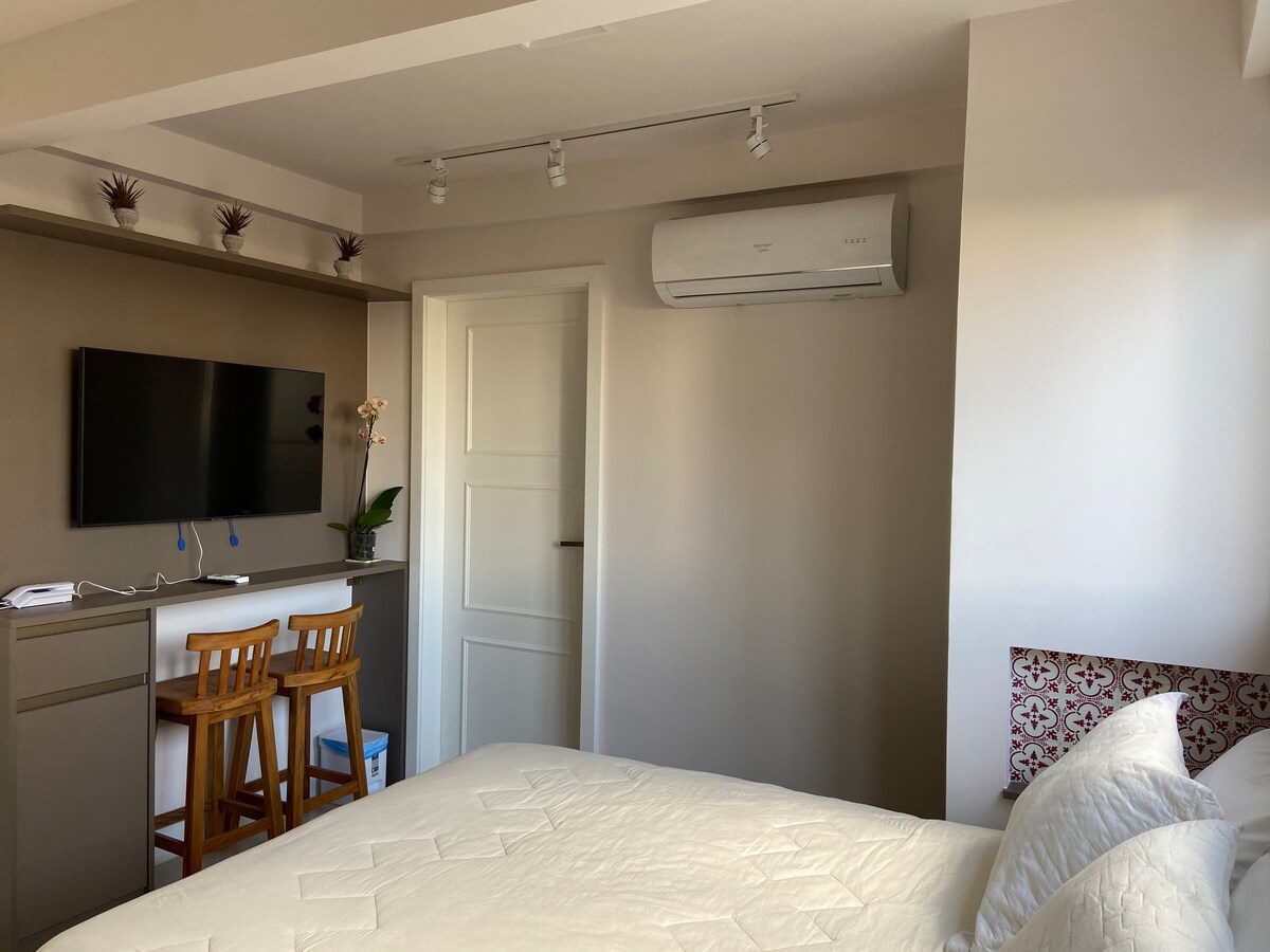 Suite 4 (estudio).
Entrada independiente.
Casa doble, de alto nivel.
Sábanas de algodón de 300 hilos.
Ar acondicionado split.
Tv Samsung de 43".
Encimera con dos sillas de madera maciza alta.
Iluminación moderna.