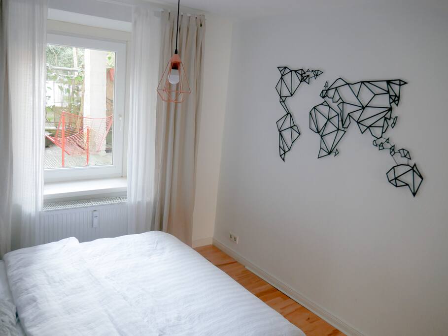 Schlafzimmer mit Blick auf Terasse