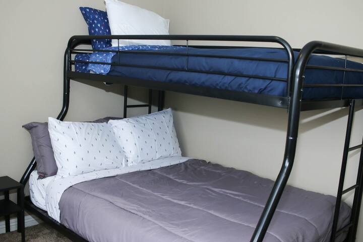 Საძინებელი №1: ორადგილიანი და სრული ზომის ორსართულიანი საწოლები. 2 დამატებითი იატაკის ლეიბი კარადაში 