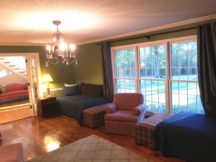 Официалната всекидневна се затваря с френски врати. Също така разполага с 3 единични легла с дължина Xtra ( изглеждат като дивани ) за допълнително 8 - то място за спане, ако има много допълнителни хора 