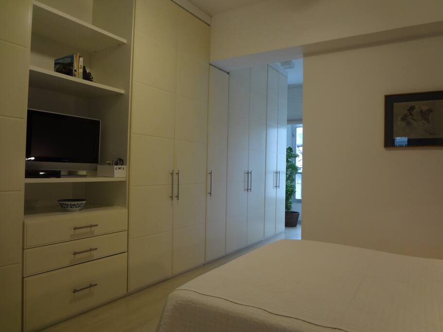Cable TV and free wardrobe space | TV a cabo e espaço em armário livre