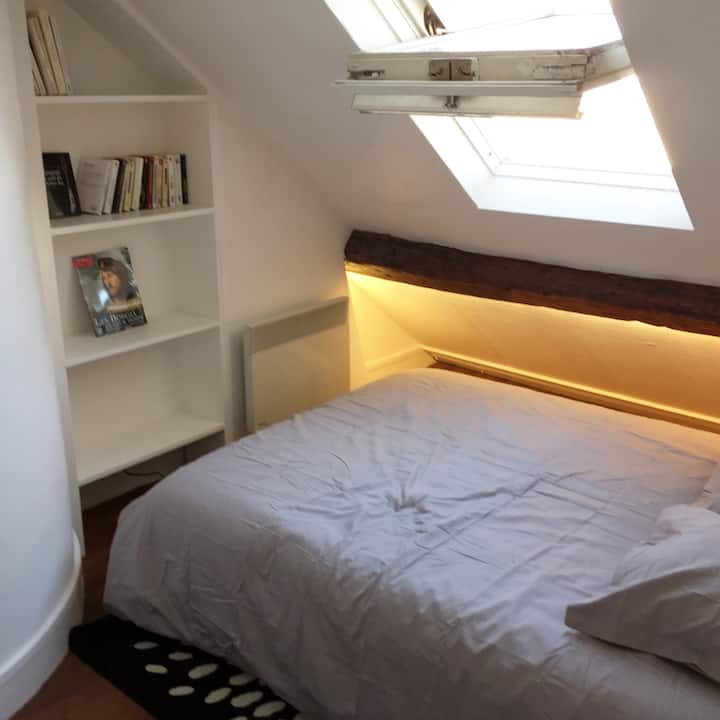 Спална соба со двоен кревет (полица и гардероба)