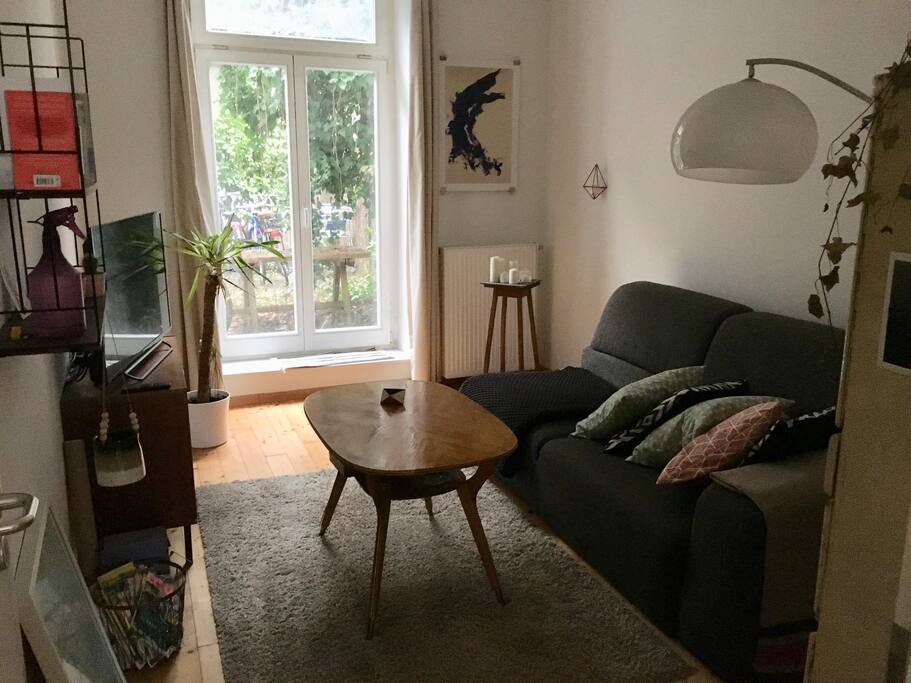 Gemütliches Wohnzimmer mit Zugang zu kleiner Terrasse und Hinterhof