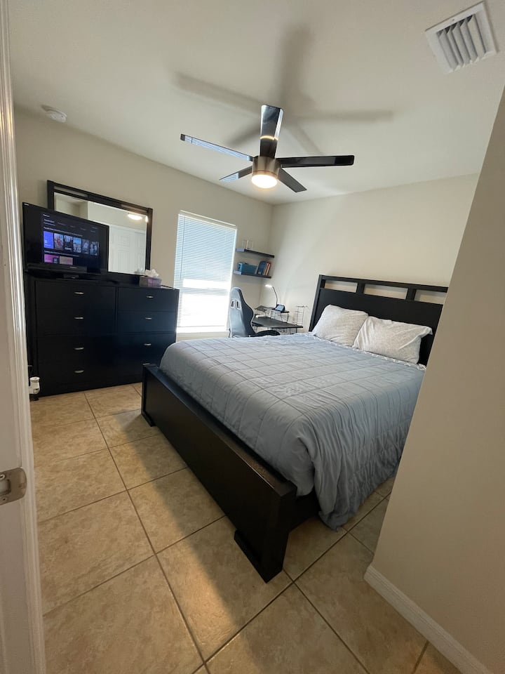 Queen Tempur-Pedic ლეიბი რეგულირებად ბაზაზე.